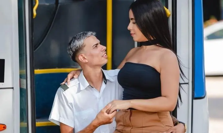 Casal faz ensaio de casamento em ônibus de João Pessoa onde se conheceu
