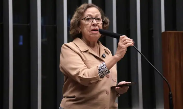 CCJ aprova projeto que vincula hora-aula à jornada de trabalho de professores