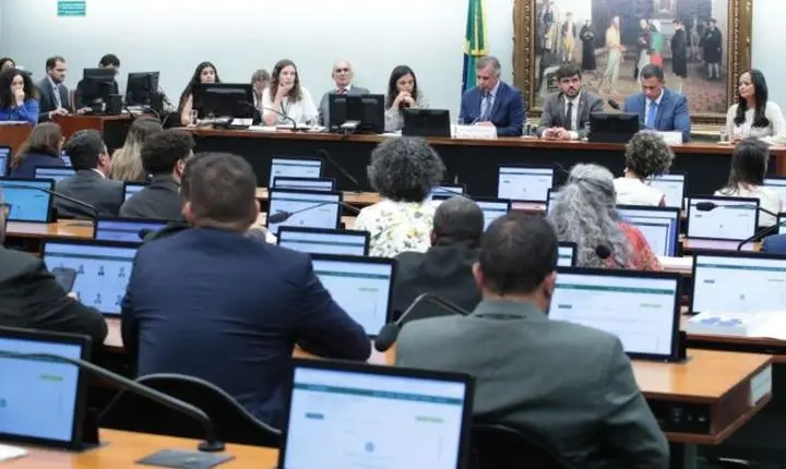 Câmara dos Deputados adia análise de PEC sobre maioridade penal na CCJ