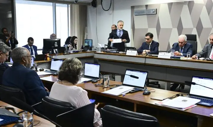 Ccj do senado aprova texto que extingue a jornada 6x1