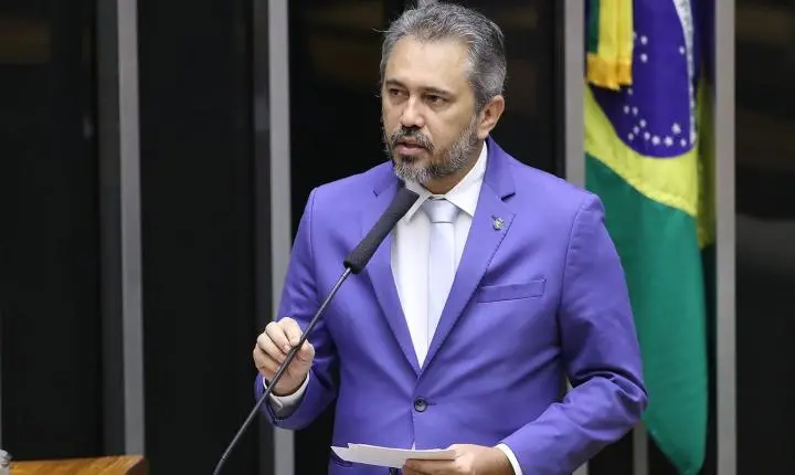 Elmano de Freitas vence no primeiro turno e garante reeleição no Ceará