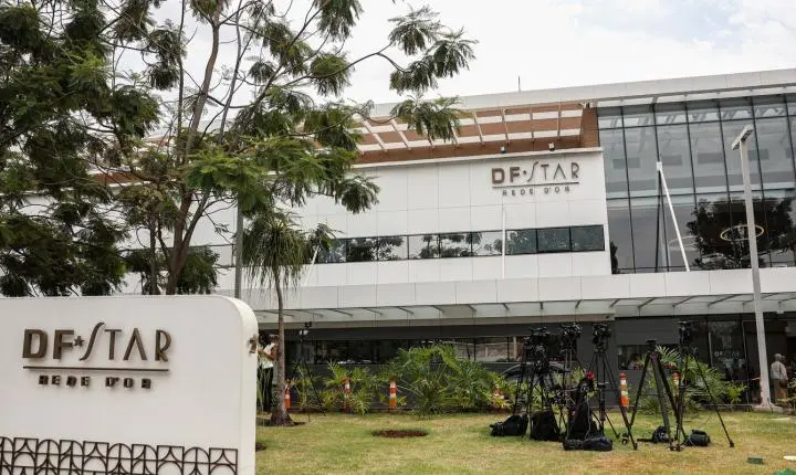 Jair Bolsonaro passa por cirurgia no ombro sem complicações em Brasília