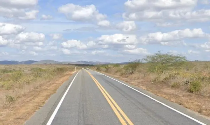 Colisão entre caminhão e moto na BR-104 deixa um morto e um ferido na Paraíba