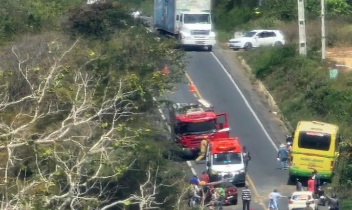 Acidente na BR-104 deixa homem ferido após colisão com ônibus na Paraíba