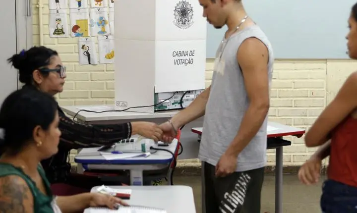 Envelhecimento da população faz eleitorado jovem encolher 22% em 16 anos nas eleições do Brasil