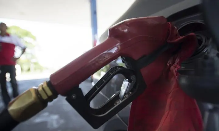 Governo mantém desconto na gasolina diante de nova alta mundial do petróleo