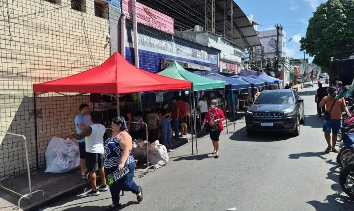 Comerciantes montam tendas na rua após incêndio no Centro de Passagem