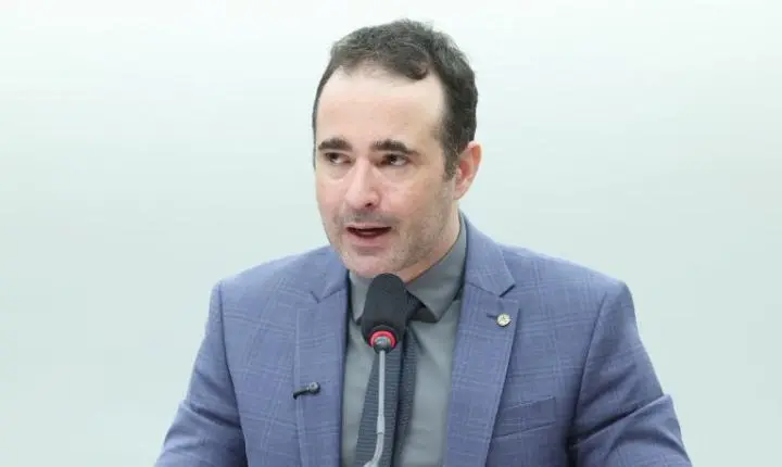 Comissão da Câmara aprova auxílio mãe atípica de R$ 600