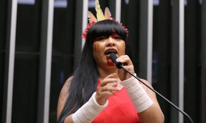 A comissão aprova penas mais severas para exploração de recursos em terras indígenas