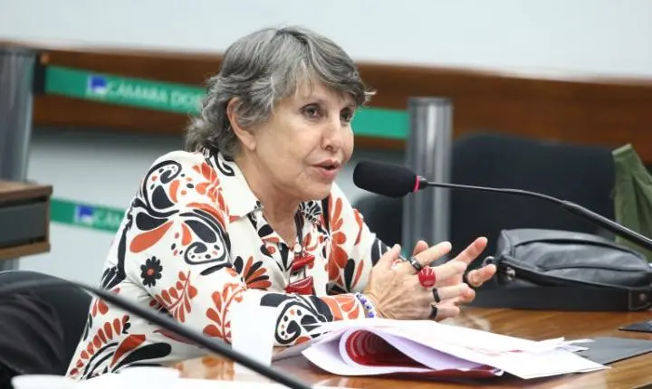 Comissão da Câmara aprova projeto de lei para criminalizar a transfobia