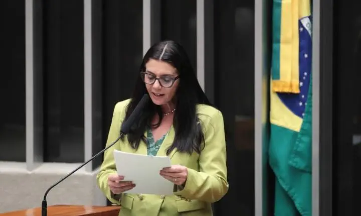 Projeto que garante escolta policial para mulheres com medida protetiva avança na Câmara dos Deputados