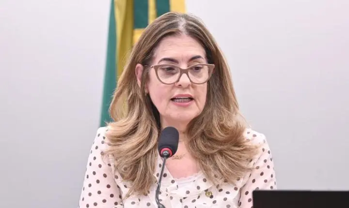 Comissão da Câmara aprova regras para uniformes de trabalho, vetando peças que violem dignidade