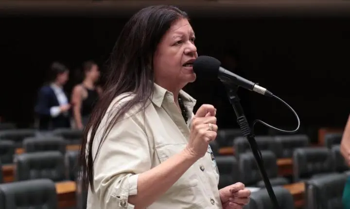 Piso salarial de R$ 5,5 mil para assistentes sociais é aprovado na Câmara e segue para o Senado