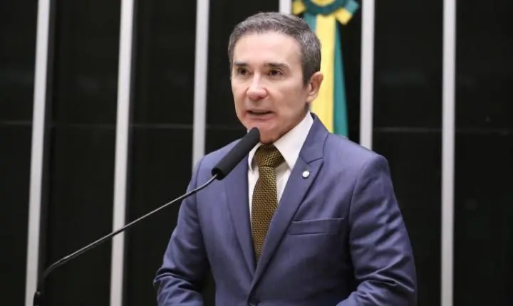 Câmara dos Deputados avança em projeto que veda contêineres e lonas na infraestrutura escolar