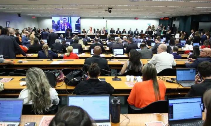 Presidente de comissão especial destaca participação de 4 mil pessoas no debate sobre escala 6x1