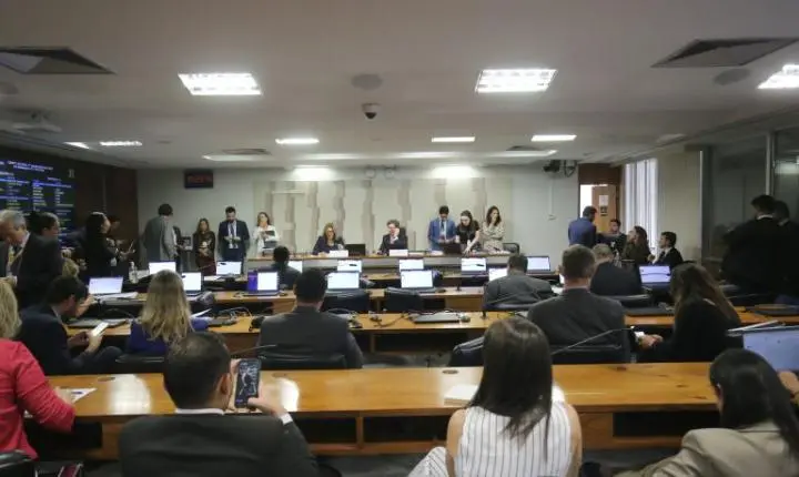 Comissão mista aprova o fim da taxa das blusinhas e segue para a Câmara