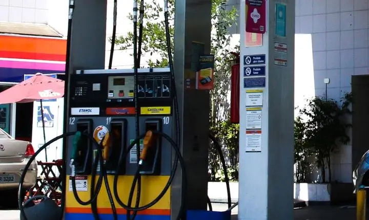 Concorrência do etanol e subvenção governamental impulsionam queda no preço da gasolina