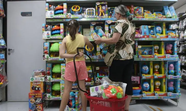 Confiança do consumidor registra segunda alta consecutiva em abril, impulsionada pela economia, revela FGV