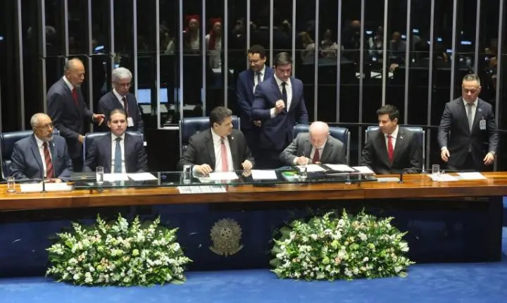 Congresso promulga fim da escala 6x1 e nova aposentadoria para agentes