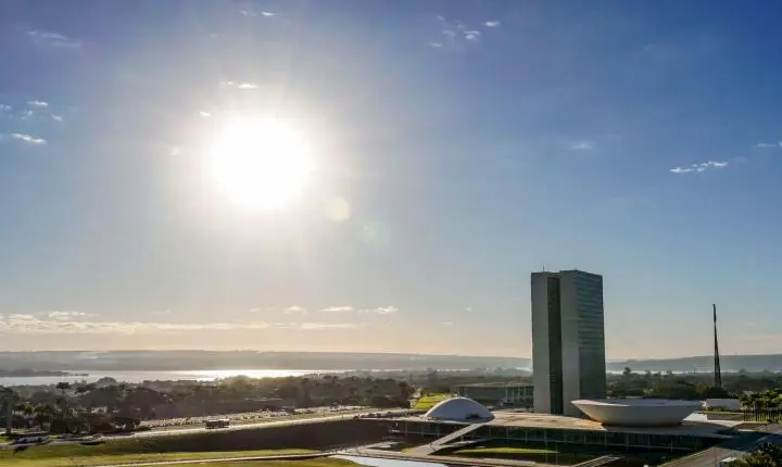 Congresso vota fim da escala 6x1 e taxa das blusinhas nesta semana
