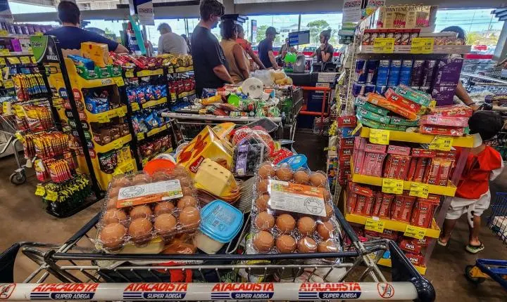 Consumo de alimentos dispara com nova fase econômica e restrição às bets