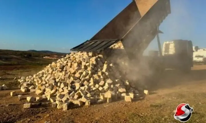 Corrinha Delfino assina ordem de serviço para pavimentar trecho da Rua do Pilão, em Cajazeiras