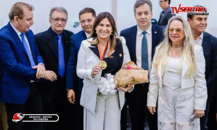 Corrinha Delfino recebe maior honraria da ALPB e reforça força feminina na gestão pública