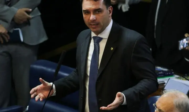 Defesa de Flávio Bolsonaro tentou levar caso Dark Horse ao STF