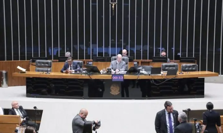 Câmara dos Deputados aprova regime de urgência para 12 projetos de lei
