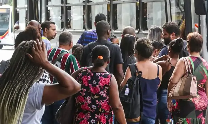 Desemprego de longa duração atinge menor nível histórico, aponta IBGE