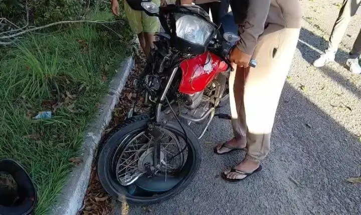 Moto bate em galhos e deixa dois feridos em acidente em João Pessoa