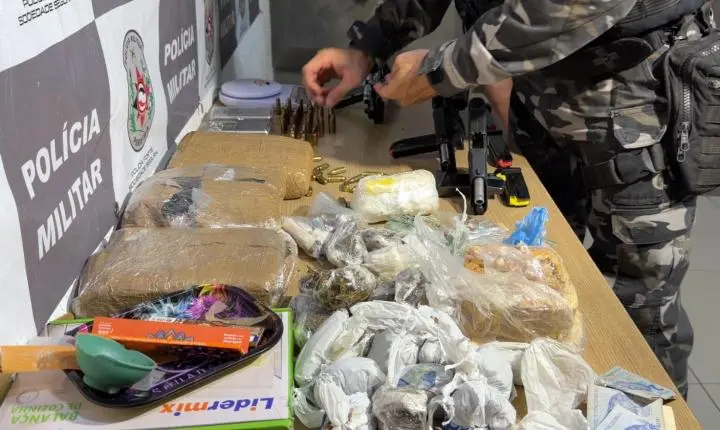 Dois suspeitos são presos com armas e drogas após troca de tiros em João Pessoa