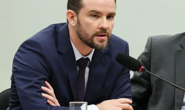Dario Durigan viaja à França para agenda do G7, focando em inteligência artificial e minerais estratégicos