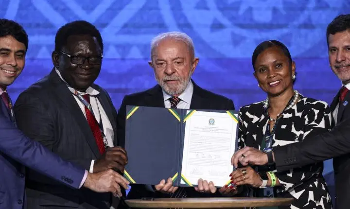 A educação como pilar para a consciência e soberania do Brasil e da África