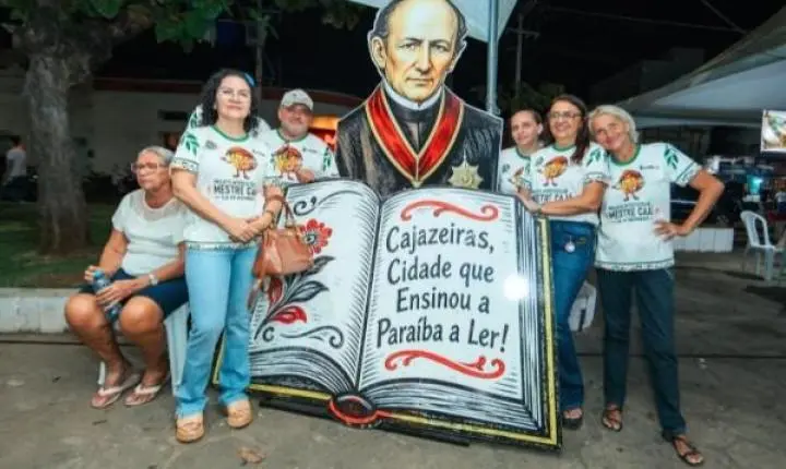 EJA em Movimento reúne estudantes e escolas em Feira de Saberes na Praça da Prefeitura