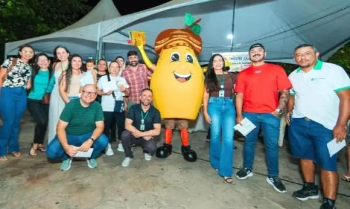 EJA em Movimento reúne estudantes e escolas em Feira de Saberes na Praça da Prefeitura