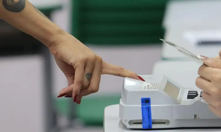 Eleições no Rio: eleitores enfrentam chuva e votam cedo no segundo turno