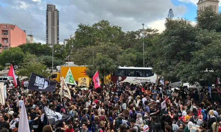 Estudantes de universidades paulistas protestam contra políticas educacionais em São Paulo