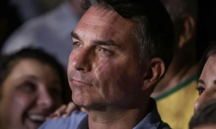 Flávio Bolsonaro nega golpe e defende propostas em sabatina na TV Globo