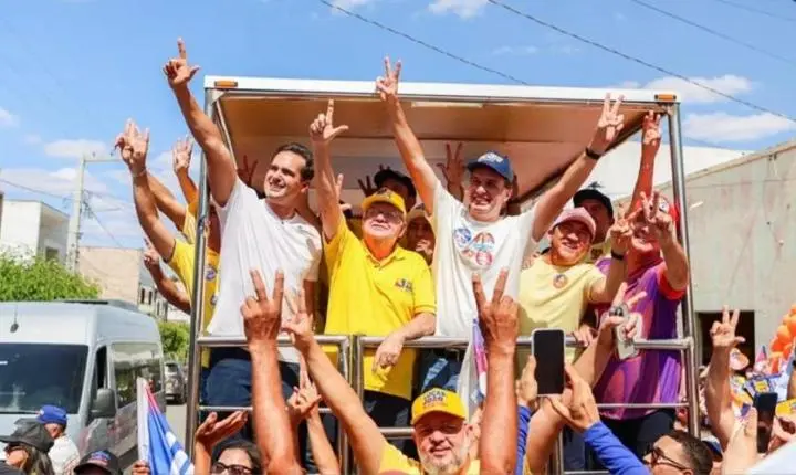 Espedito Filho reúne multidão durante passagem da caravana de Lucas Ribeiro por Triunfo