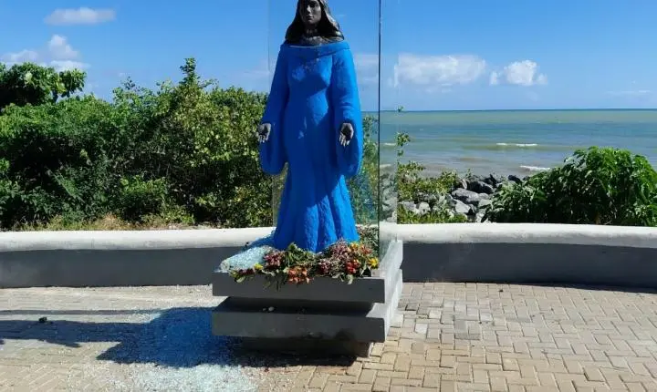 Estátua de Iemanjá é danificada durante briga na orla em João Pessoa