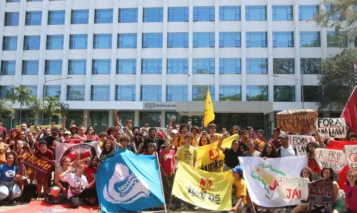 Estudantes da USP encerram greve de quase dois meses após assembleia