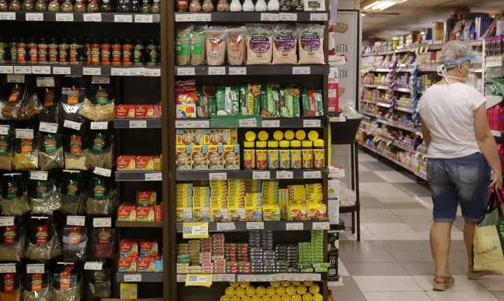 Fabricação de produtos alimentícios lidera geração de emprego em 2024, aponta IBGE