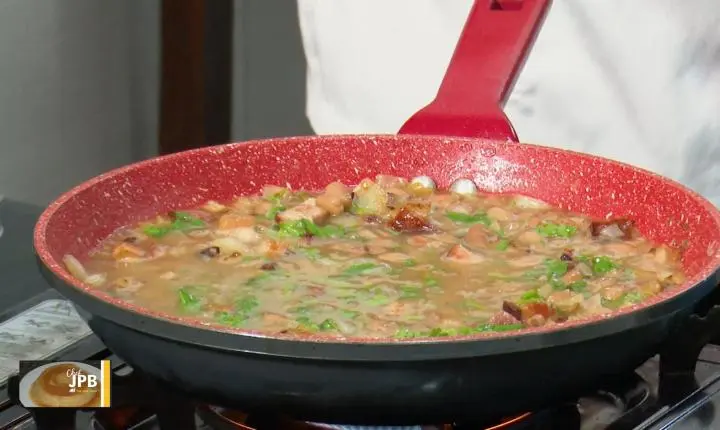 Chef JPB ensina receita de feijão versátil para o dia a dia