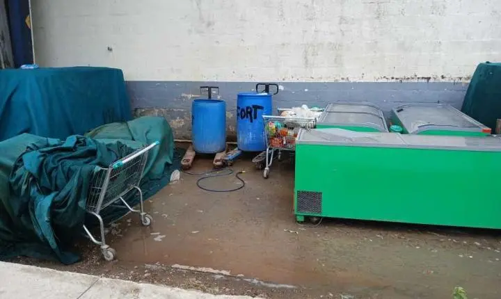 Atacarejo é autuado por falhas no armazenamento de alimentos em Campina Grande
