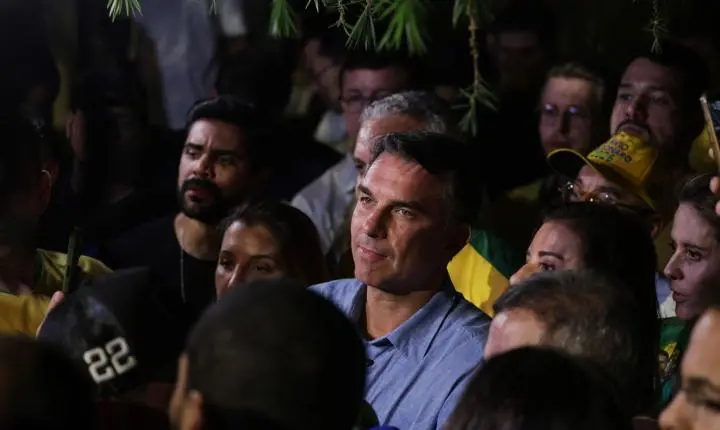 Flávio Bolsonaro impõe condições no TSE para abrir sigilos