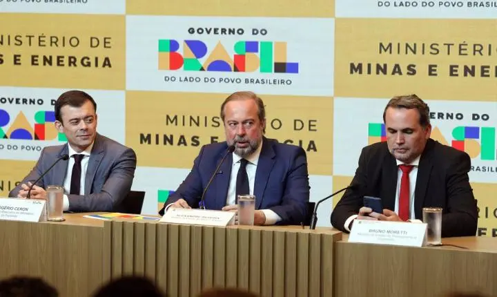 Governo anuncia subsídio para gasolina e diesel e busca conter alta de preços