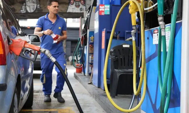 Governo estabelece subvenção da gasolina em R$ 0,44 por litro
