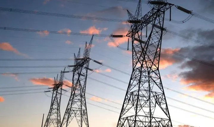 Governo federal renova contratos de energia com distribuidoras em 13 estados, projetando investimentos bilionários