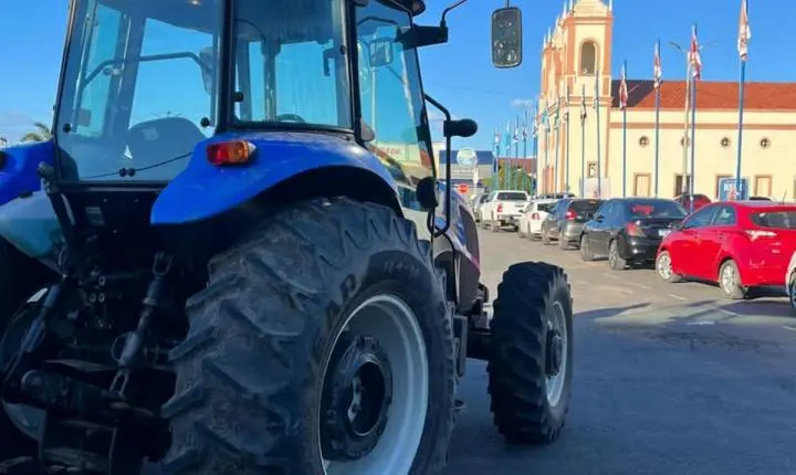 Homem é preso por dirigir trator embriagado e causar acidentes durante cavalgada na Paraíba